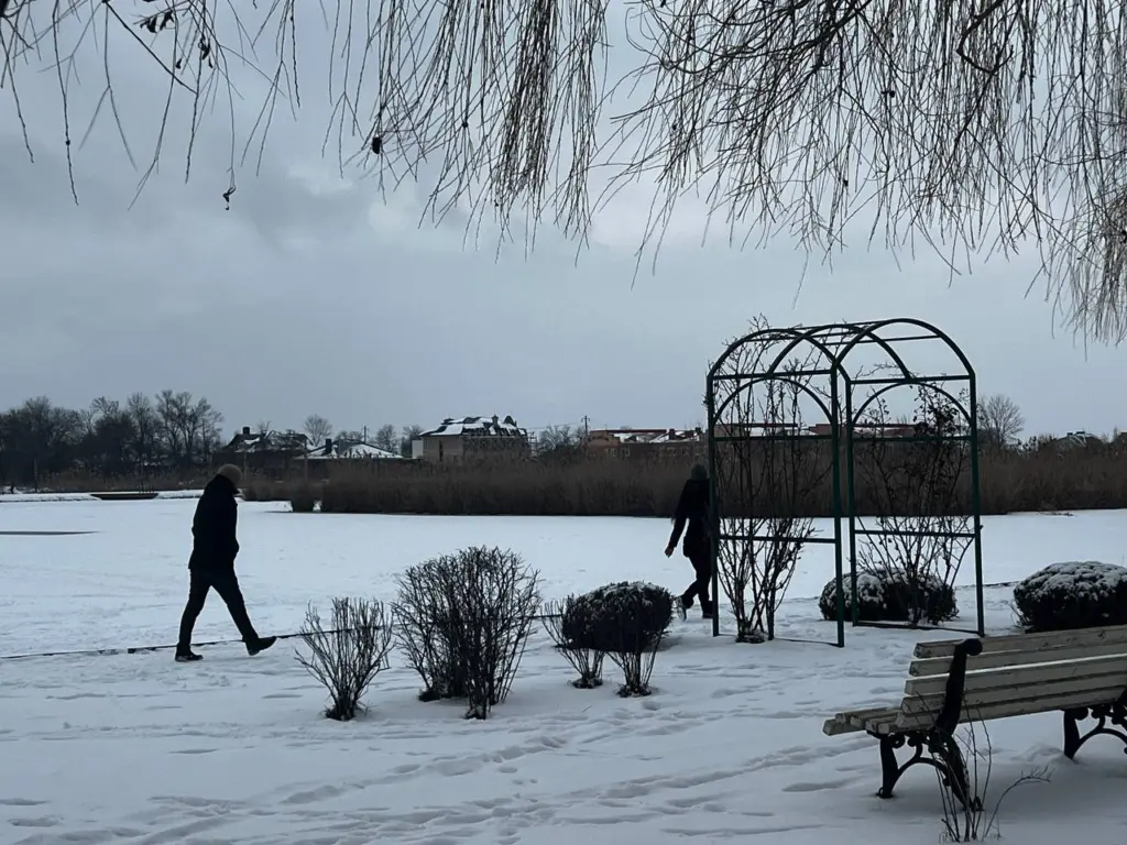 3 мазка на подошву — и сапоги больше не скользят даже в сильный гололед: по тротуару хожу как по траве