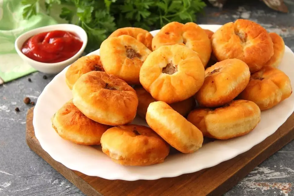 Беляши. Нежные и невероятно аппетитные. Тесто на кефире, поглощает минимальное количество масла, что придаёт им особую вкусноту