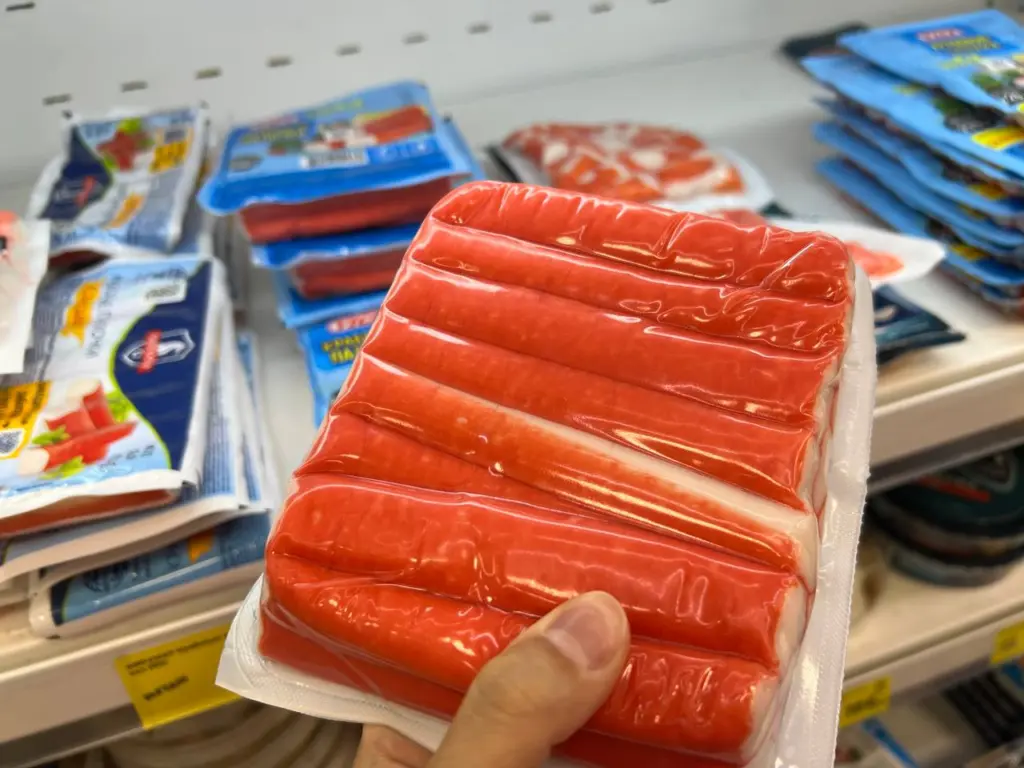 Вижу это слово на упаковке крабовых палочек — покупаю сразу 5 пачек. Чистое мясо без добавления сои