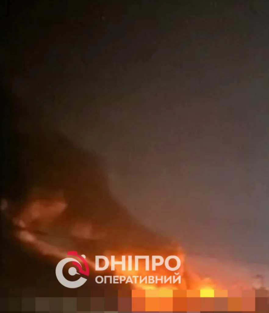 Ночью после налёта дронов Герань-2 по объекту в Днепропетровске, вспыхнул сильный пожар