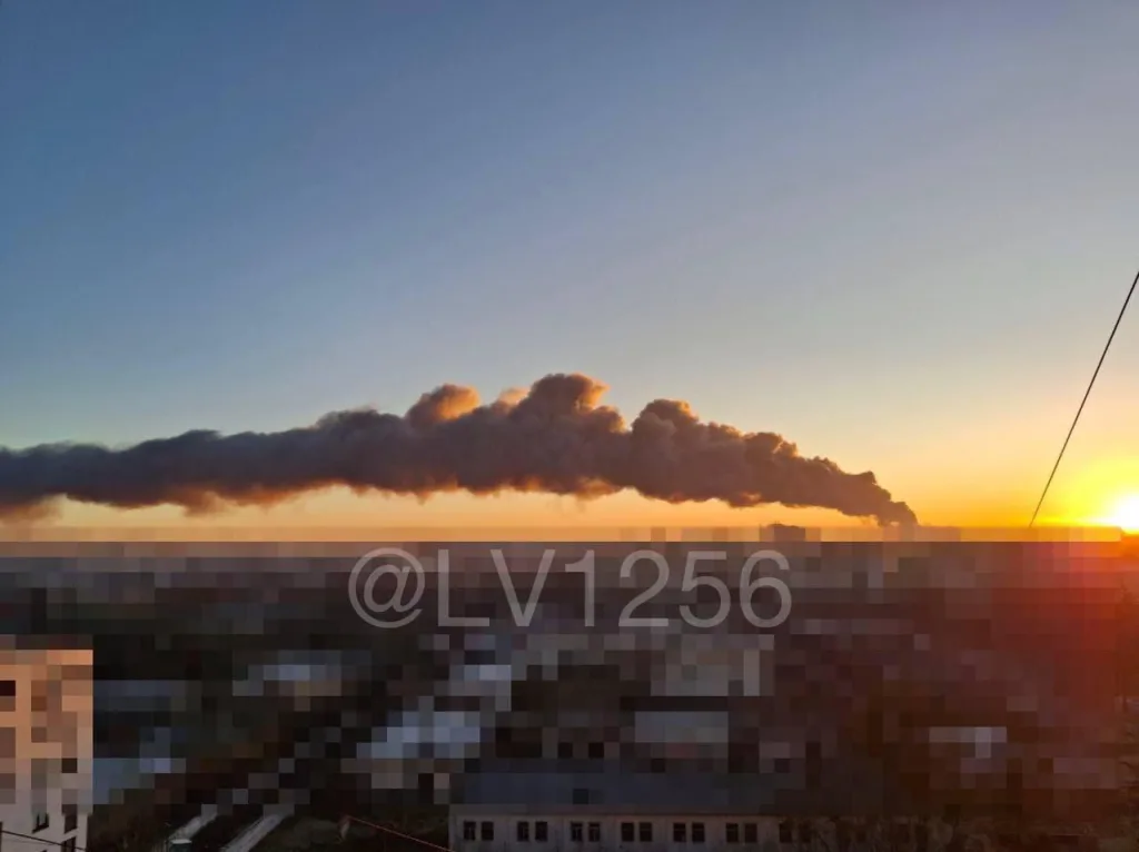 Столб дыма накрыл Львов после ракетной атаки