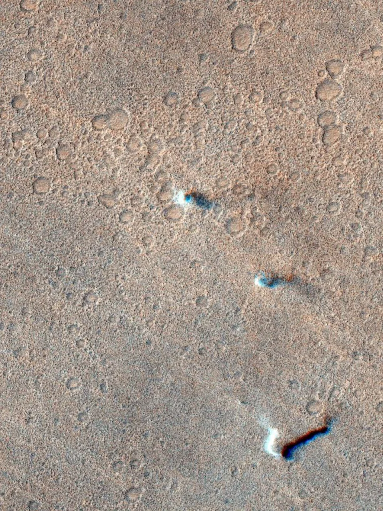 «Танец» пыли на Марсе. Учёные зафиксировали более тысячи пылевых вихрей, «танцующих» по поверхности Красной планеты