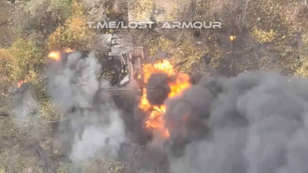 Разорванный на куски в результате попадания FPV-дрона украинский Leopard 1A5, Константиновка