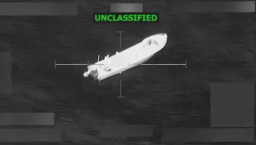 Кадры уничтожения ударами американской авиации ещё двух лодок, задействованных в транспортировке наркотиков в восточной части Тихого океана