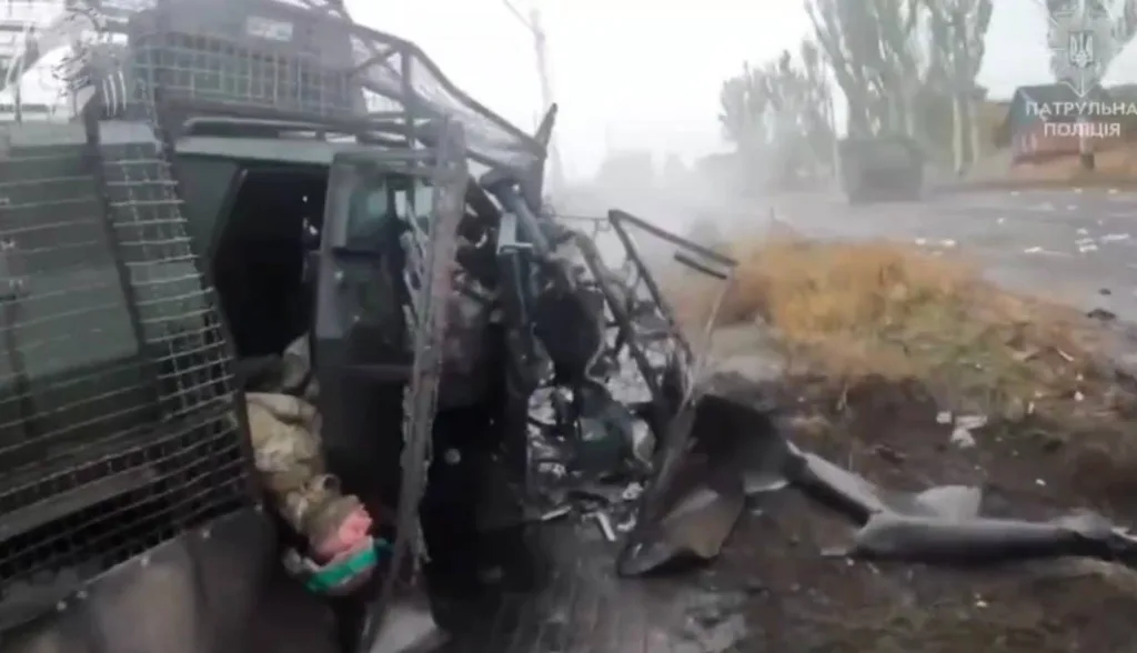 Эвакуация противником раненых из бронеавтомобиля СБА «Новатор» после прилёта FPV-дрона в Константиновке