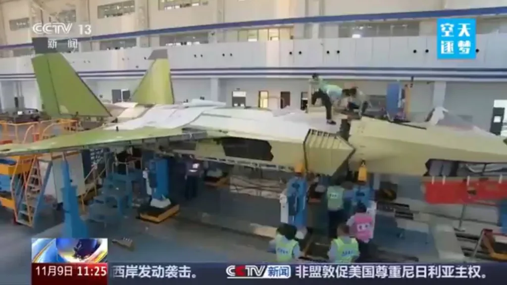 Китайское телевидение показало сборочный цех истребителя J-35