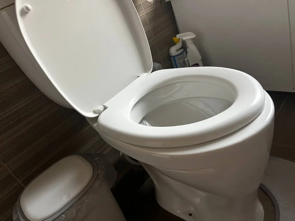 Унитаз сияет белизной, как снег: оставляю газированный напиток на ночь — известковый налет удаляется сам по себе