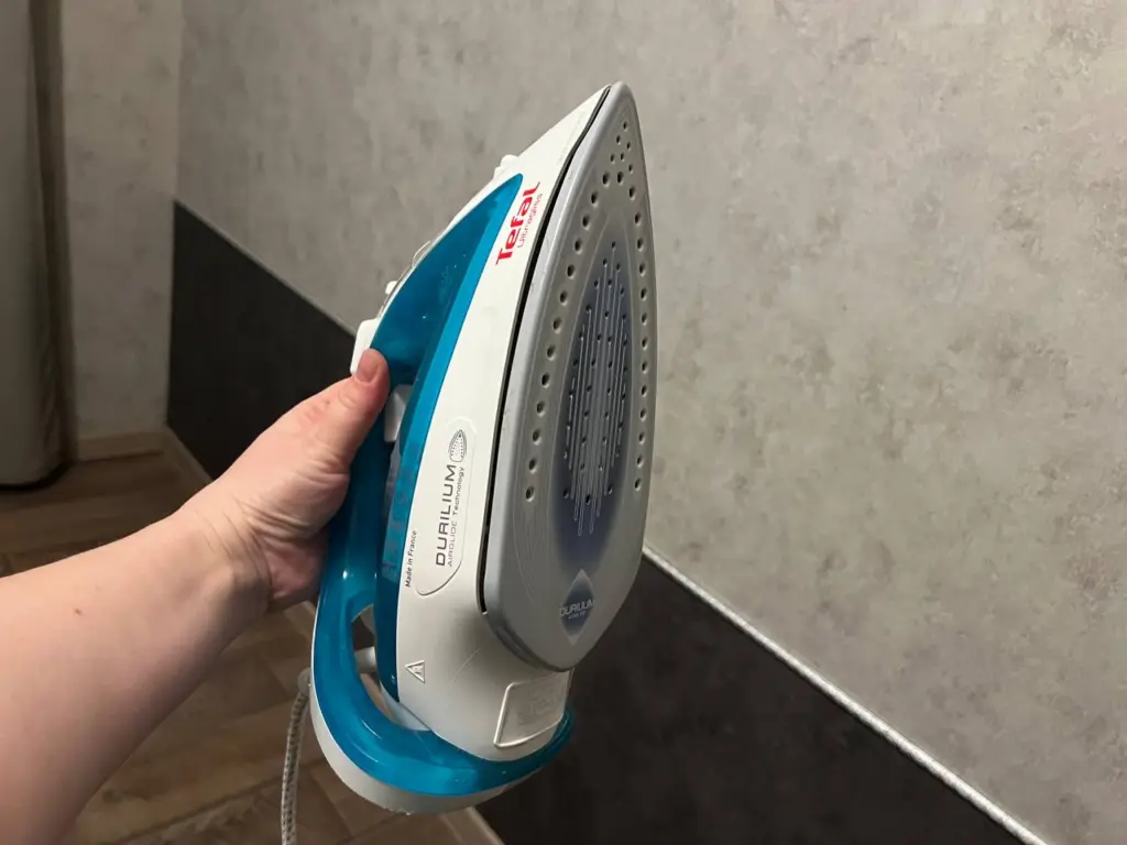 Утюг снова как новый: чищу за пару минут без химии — спасает секрет из двух ингредиентов с кухни