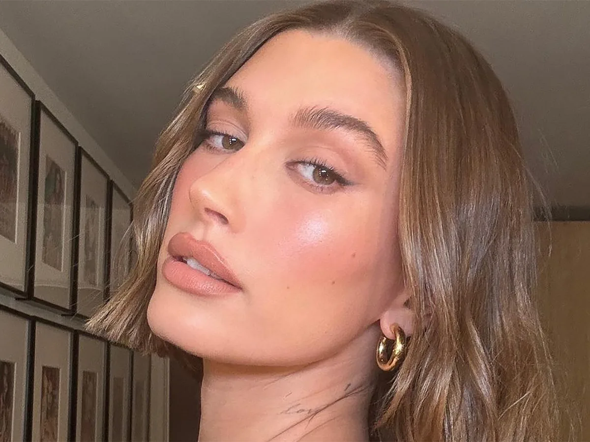 Хейли Бибер в откровенном наряде продемонстрировала аппетитные формы на камеру0