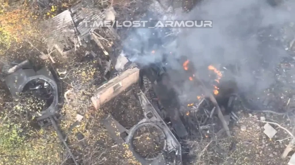 Разорванный на куски в результате попадания FPV-дрона украинский Leopard 1A5, Константиновка