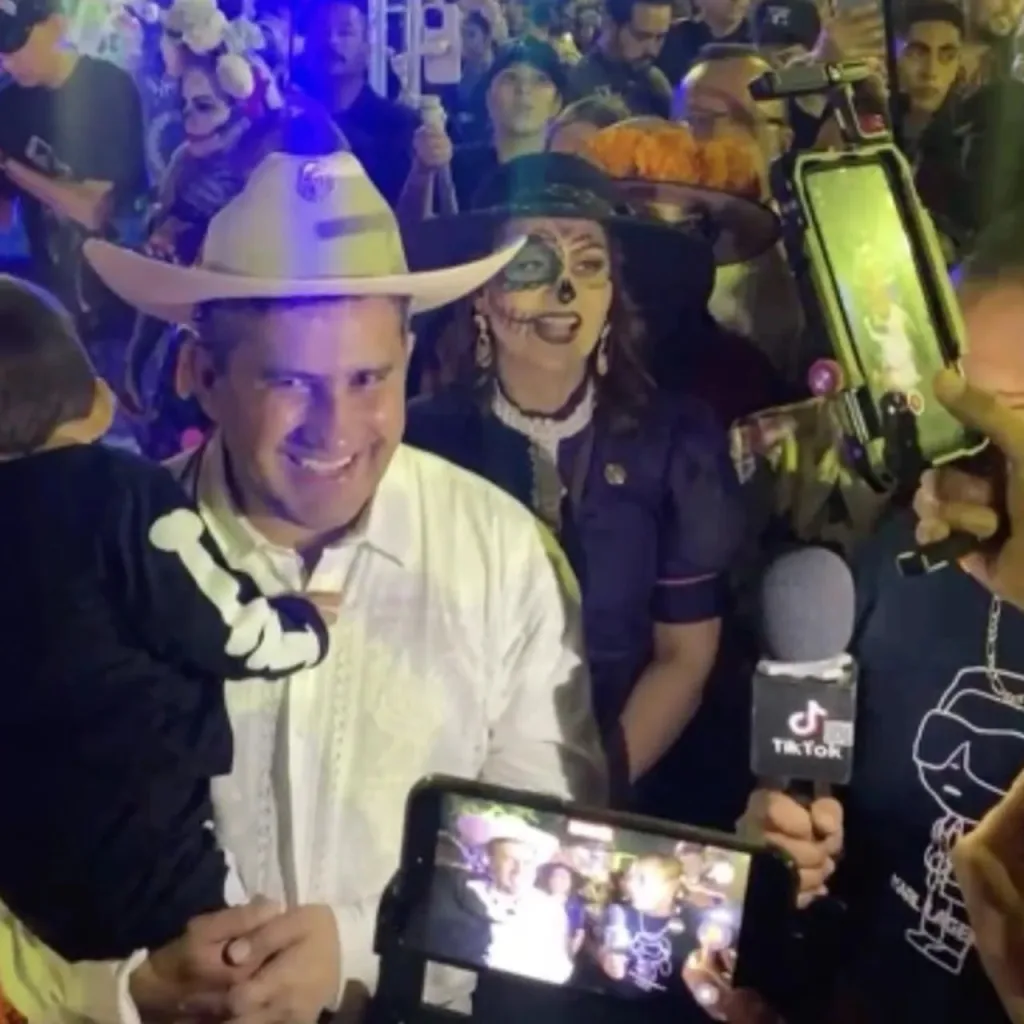 Мэра мексиканского города застрелили во время празднования Дня мертвых — предварительно, вместе с ним умерла его жена и маленький сын