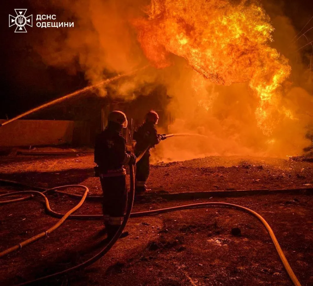 В Одесской области ночью был прилёт по объекту энергетики, сообщает ГосЧС