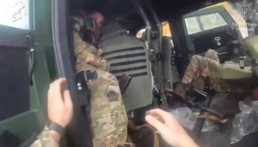 Эвакуация противником раненых из бронеавтомобиля СБА «Новатор» после прилёта FPV-дрона в Константиновке