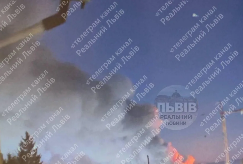  Пылает склад во Львове: по Украине идет новая волна ударов