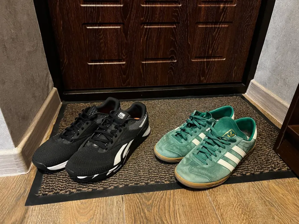 Секреты сохранения обуви сухими и свежими: какие материалы следует разместить в обуви перед сном, чтобы с радостью надеть ее утром