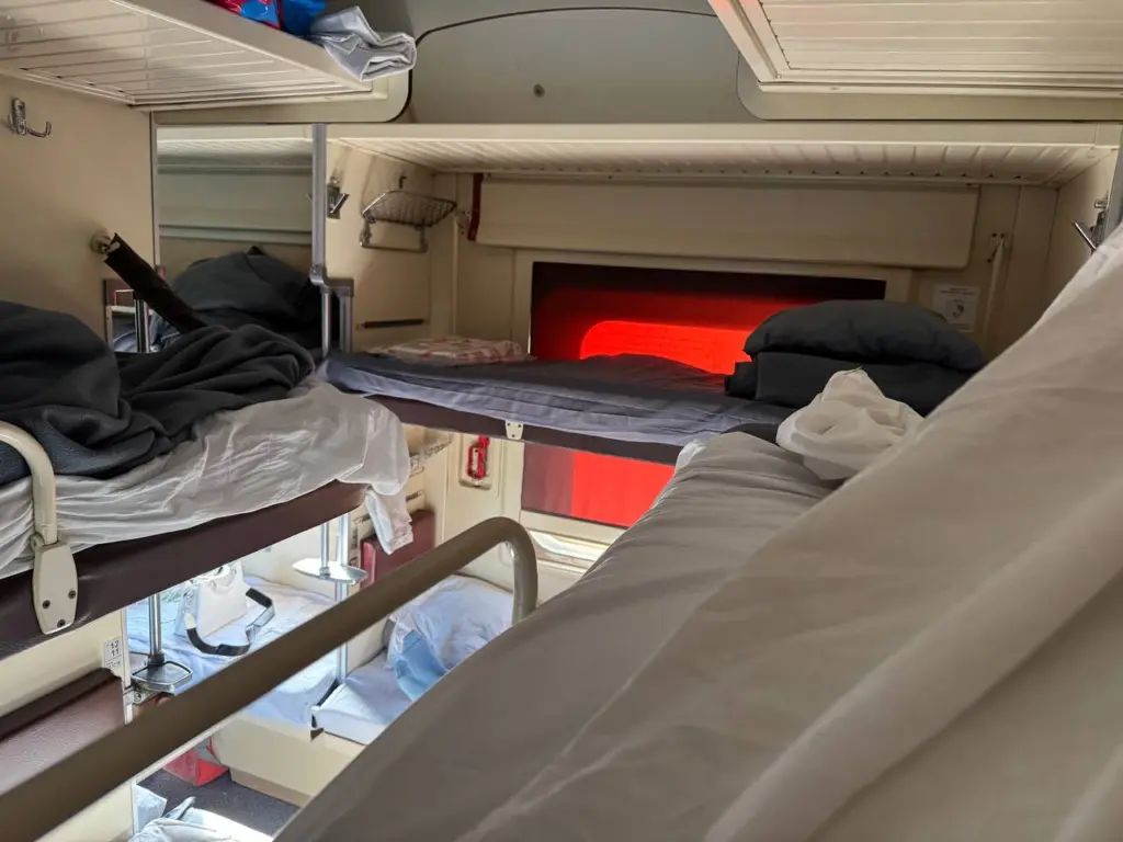 Мы поужинали в вагоне-ресторане и остались в полном восторге: честно делюсь, чем угощает РЖД и какова цена всего этого