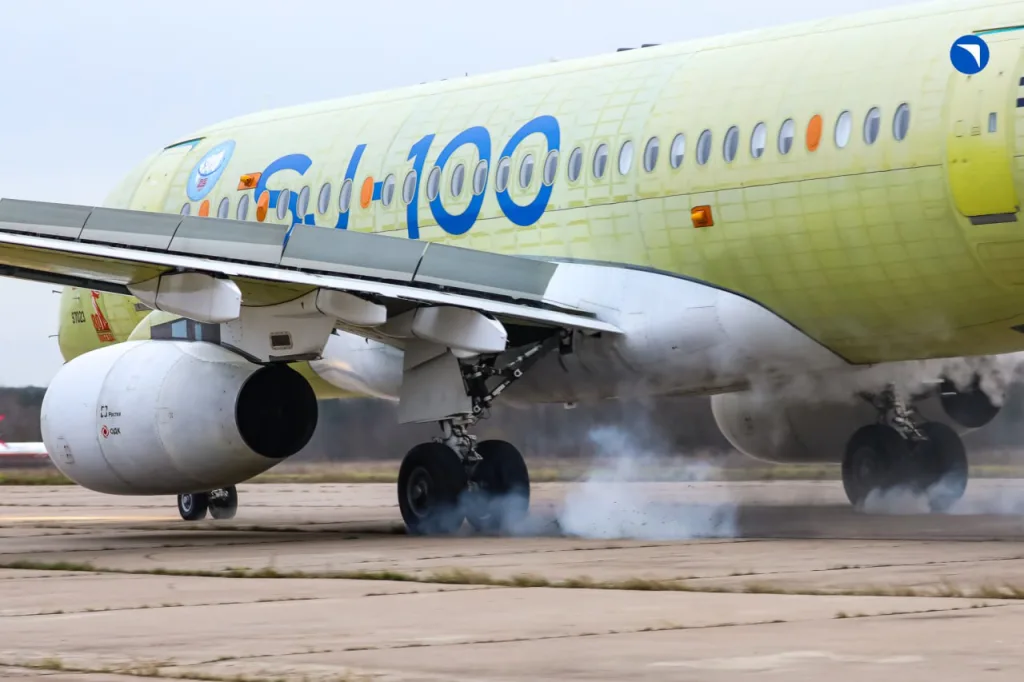 Зачем лайнер «Суперджет» искупали в «бассейне»?