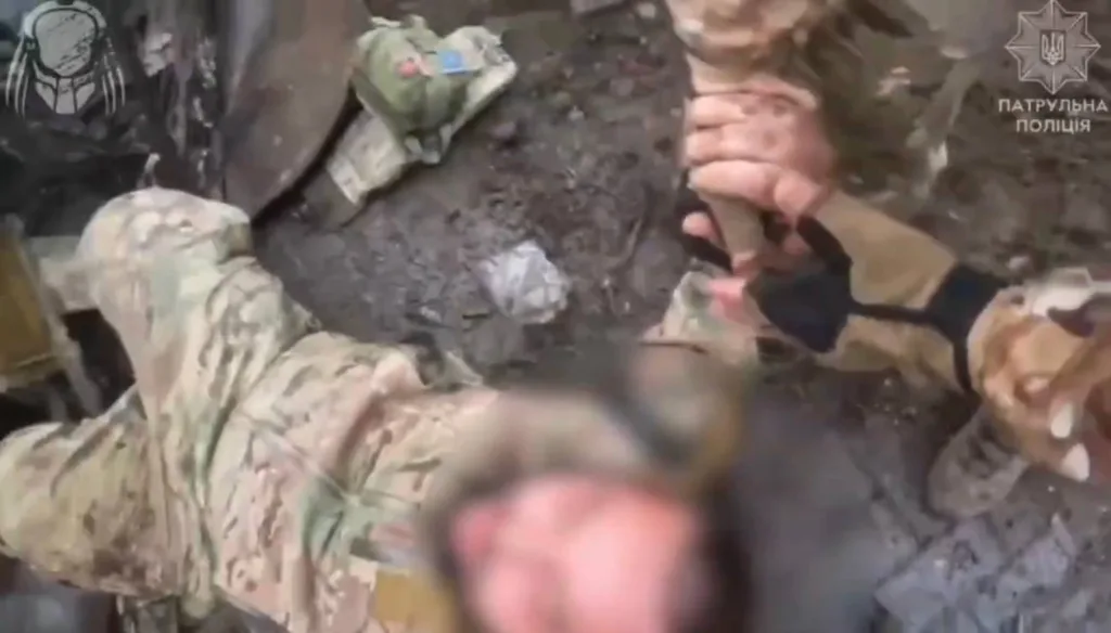 Эвакуация противником раненых из бронеавтомобиля СБА «Новатор» после прилёта FPV-дрона в Константиновке