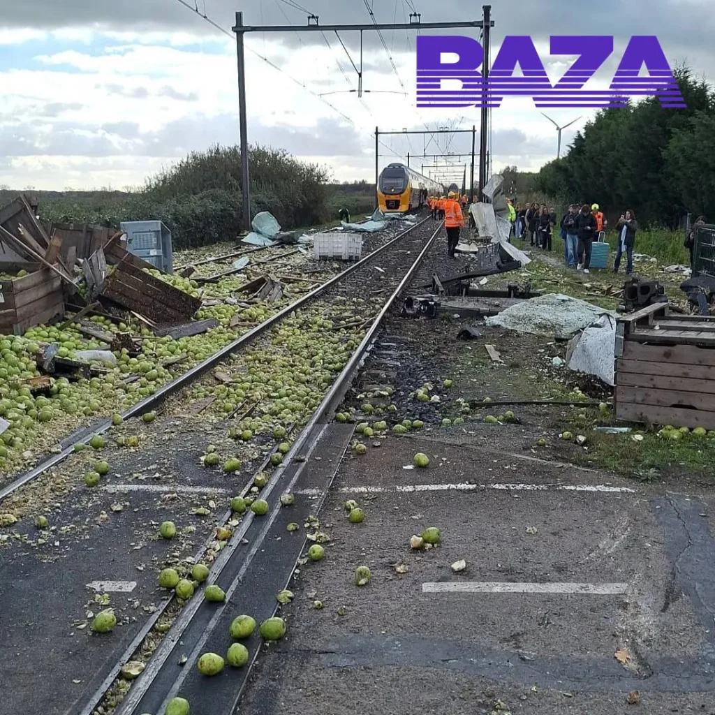 Скоростной поезд протаранил огромную фуру с фруктами в Нидерландах. От удара груши разлетелись на сотни метров