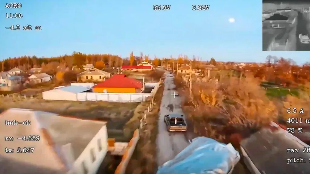 В дополнение информации по Купянску МО РФ показало кадры, где наносится удар по логистике ВСУ на подъездах к городу