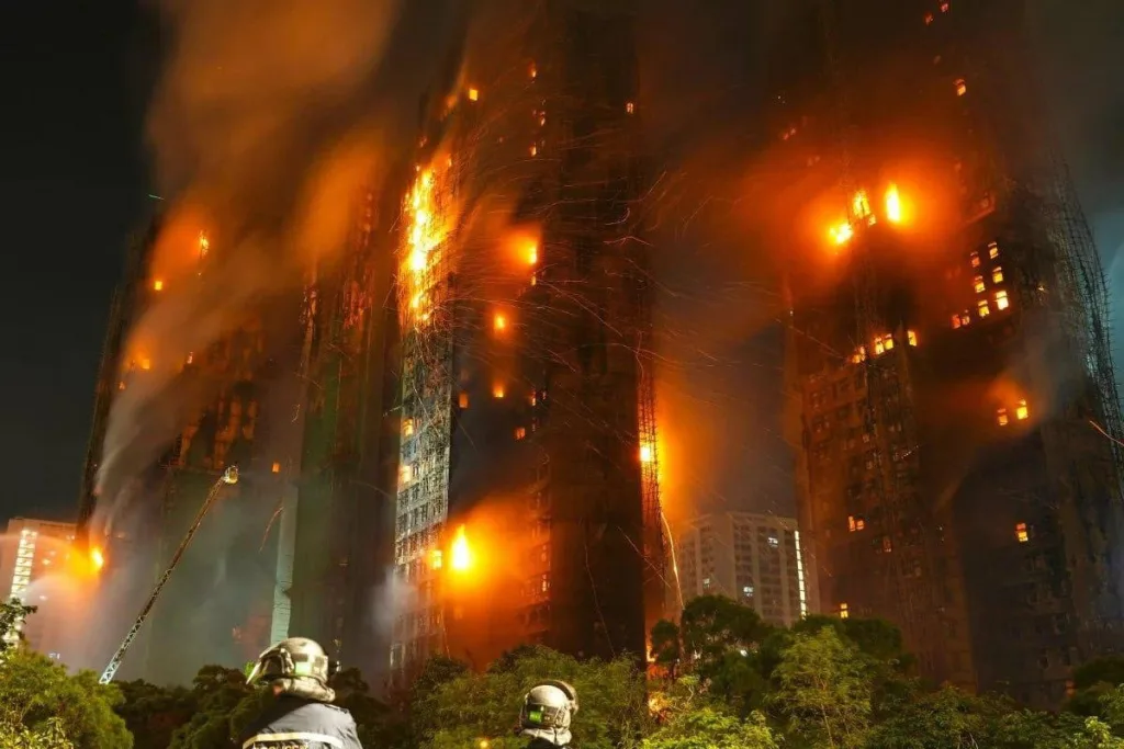 Число жертв гигантского пожара в небоскребах Гонконга выросло до 55. Ещё около 300 человек пропали без вести