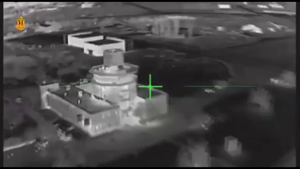 Удары украинских FPV-дронов по арктическому ЗРК «Тор-М2ДТ» и макету ЗРПК «Панцирь-С1», а также последующие удары дронов FP-2 по защитным ангарам и диспетчерской вышке на авиабазе Бельбек в Крыму