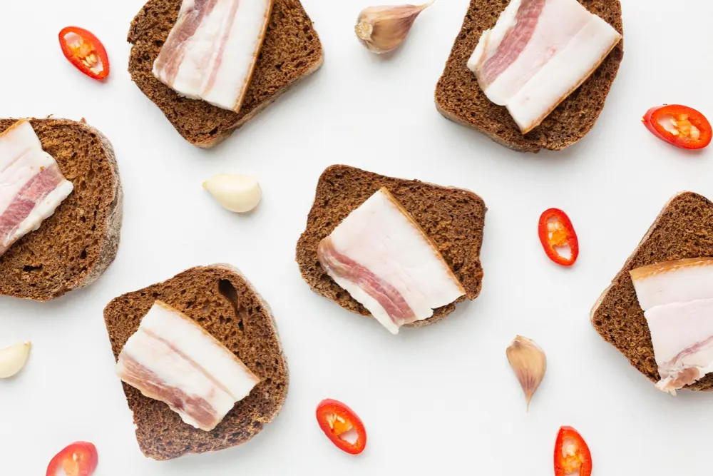 Варёное сало в упаковке – невероятно мягкое, которое растекается во рту, обладает приятным запахом и всегда идеально солёное