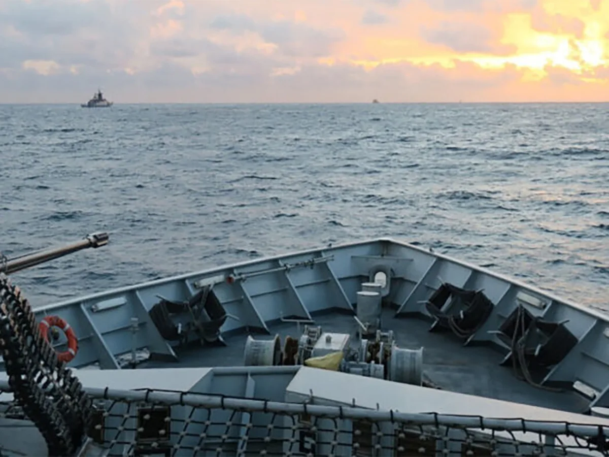 Минобороны Великобритании сообщило о перехвате российского корвета и танкера0