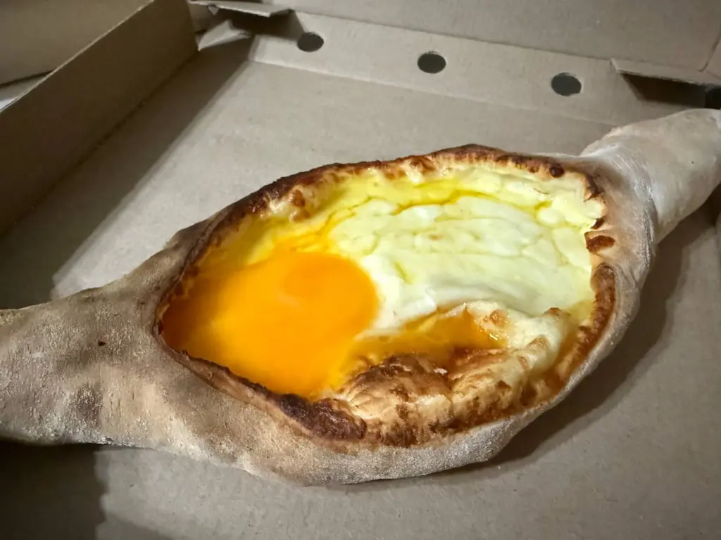 Ленивый хачапури, приготовленный на сковороде, – это мой идеальный завтрак, который можно сделать всего за 10 минут