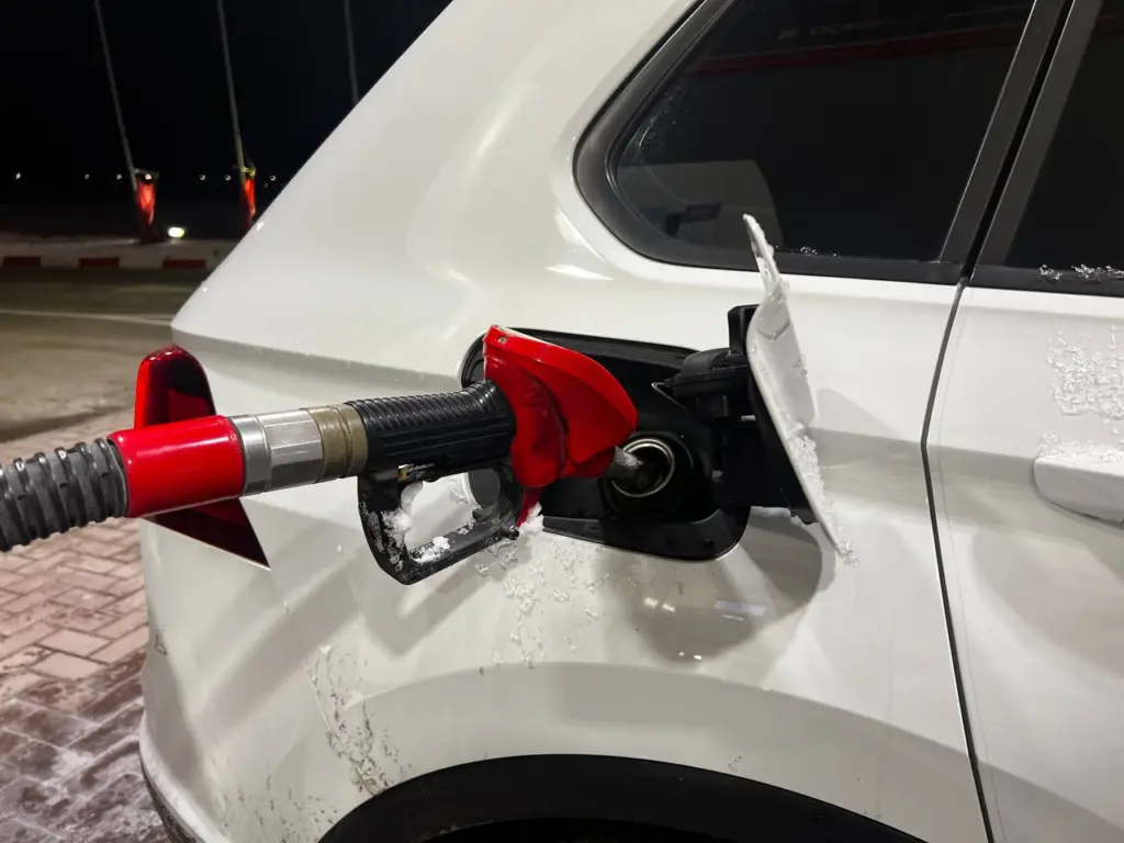 К ноябрю множество автомобилистов начали переключаться с бензина АИ-95 на АИ-92: что происходит и допустимо ли это