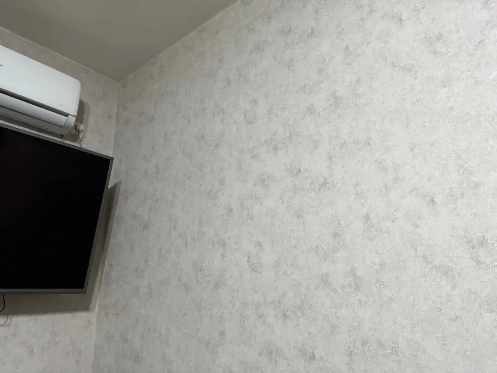 Удаляю старые обои за час: практически всё полотно отходит — не требуется ни вода, ни скребок