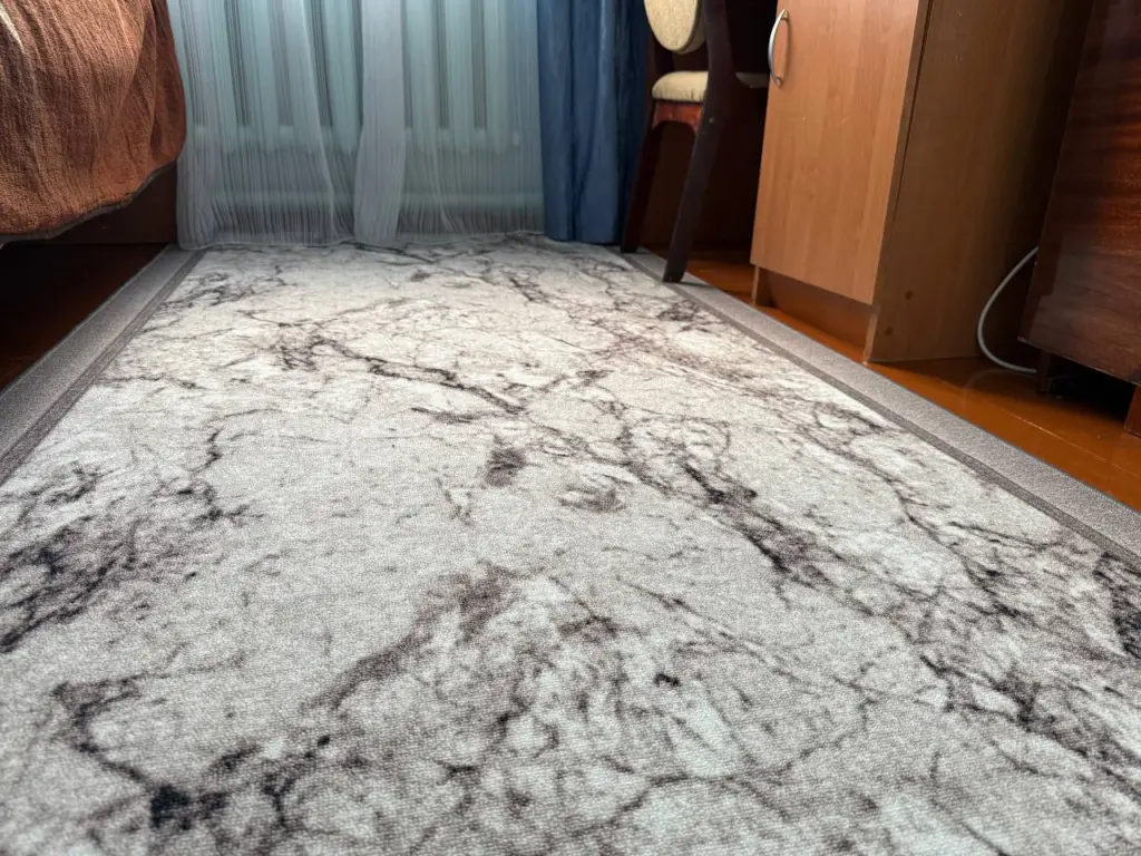 Чищу ковры тяпкой — и даже самый затасканный стал как новенький: мой деревенский секрет