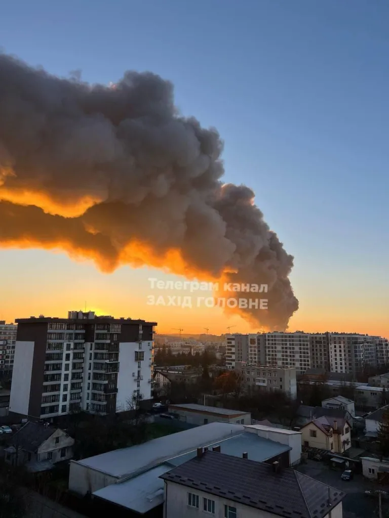 Столб дыма накрыл Львов после ракетной атаки