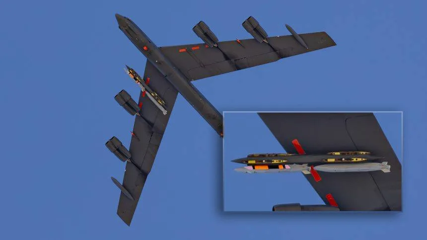 Фотография стратегического бомбардировщика B-52H Stratofortress ВВС США, выполнявшего 29 октября испытательный полёт с двумя неизвестными единицами вооружения, напоминающими крылатую ракету с ядерной боевой частью AGM-181A