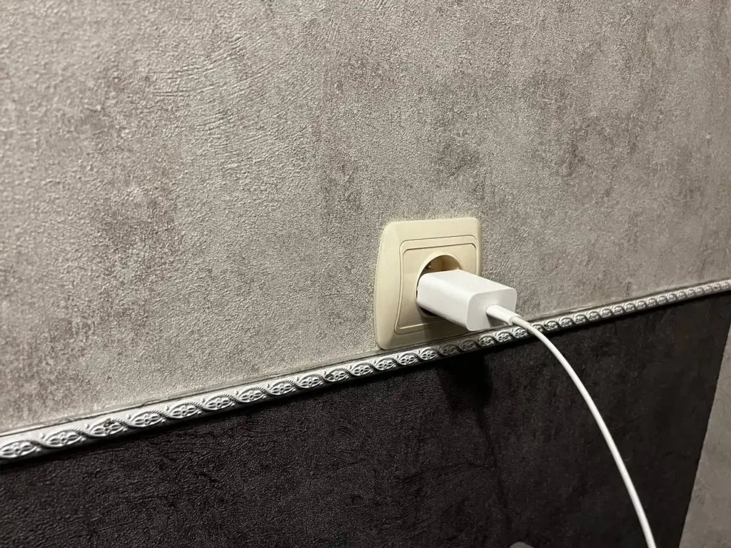 «Пожирают» четверть электричества в доме — эти 2 прибора срочно надо выключать из розетки