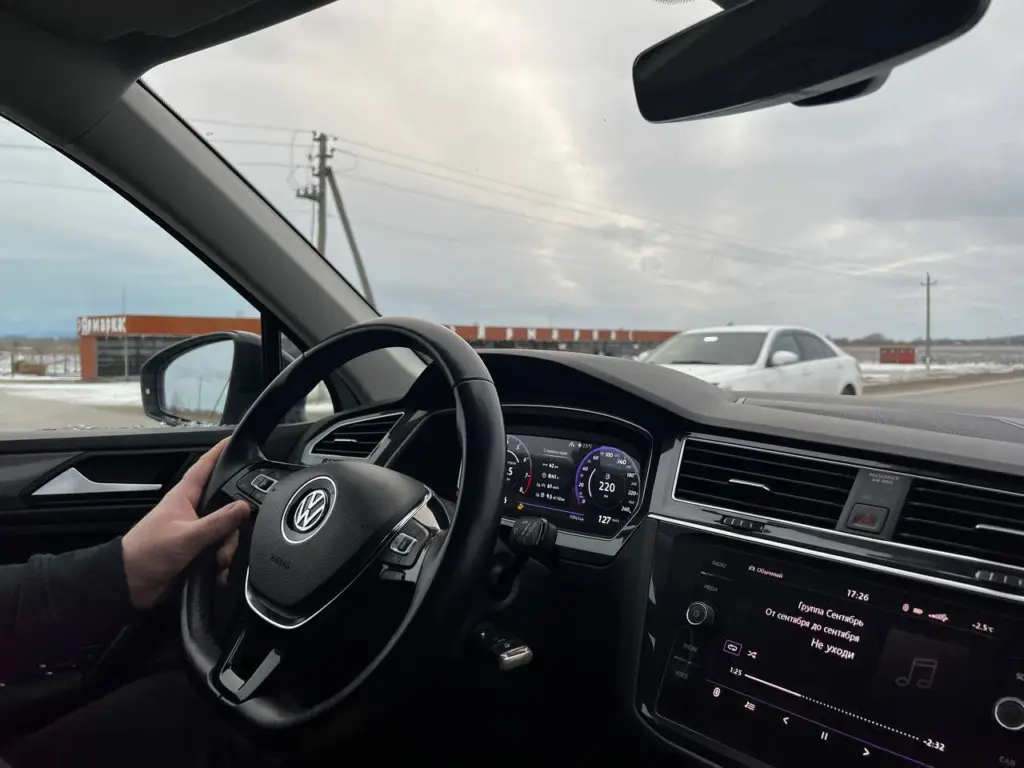 С 1 декабря российских автомобилистов ожидает значительное увеличение цен на автомобили, усиление штрафов за использование летней резины и необходимость замены водительских удостоверений