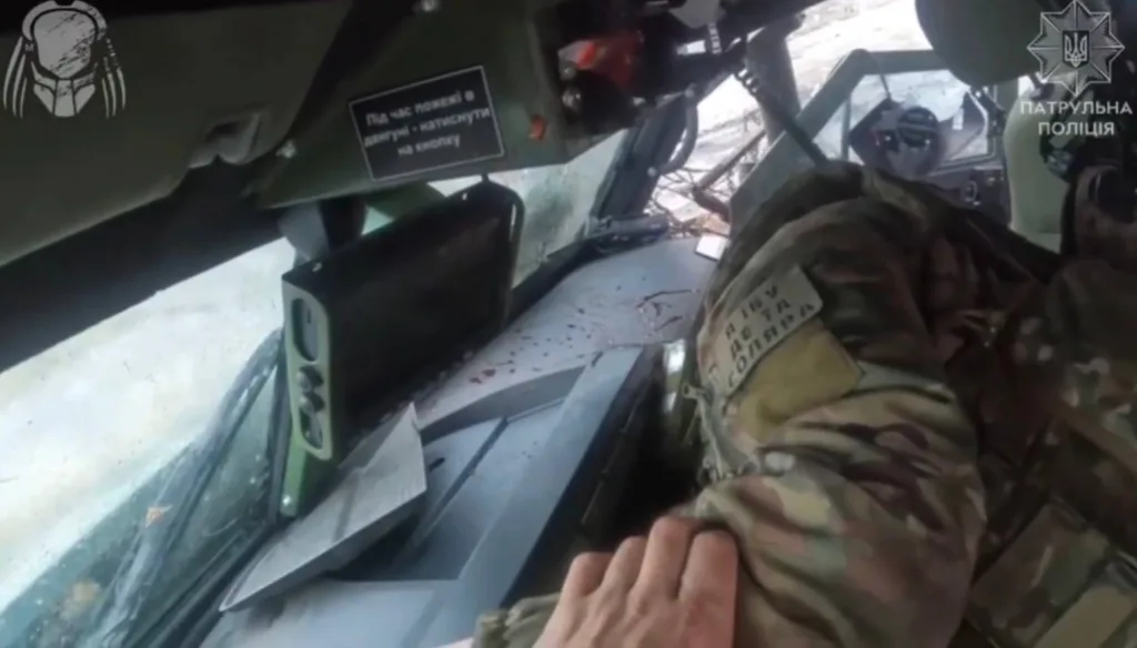 Эвакуация противником раненых из бронеавтомобиля СБА «Новатор» после прилёта FPV-дрона в Константиновке