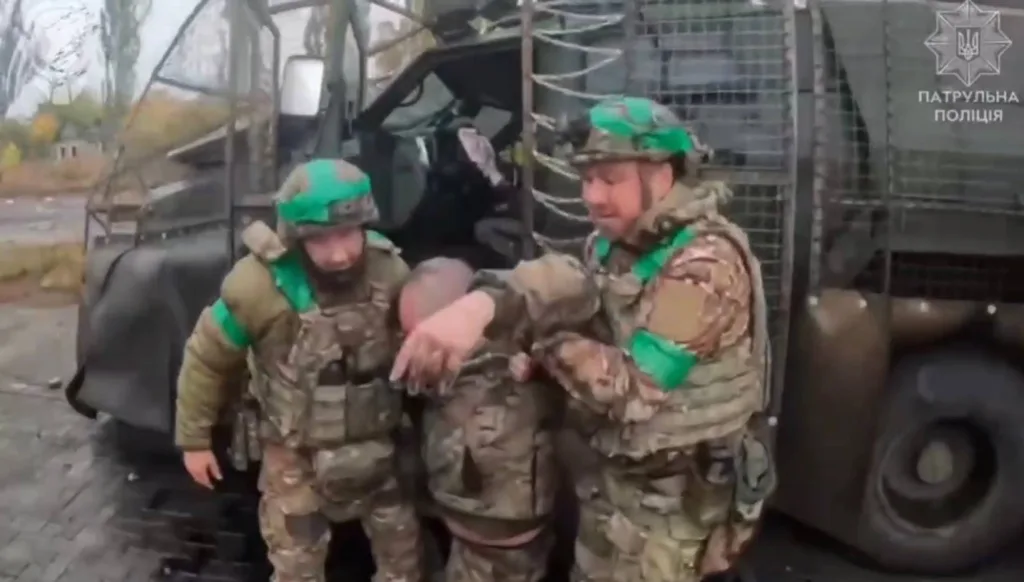 Эвакуация противником раненых из бронеавтомобиля СБА «Новатор» после прилёта FPV-дрона в Константиновке