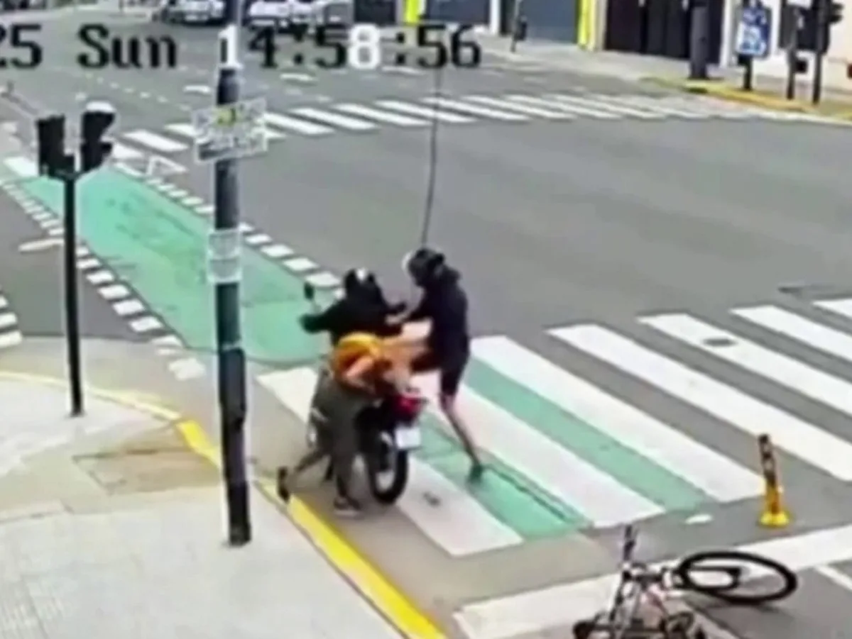 Российская туристка в Аргентине скинула с мопеда грабителя, восхитив Сеть0