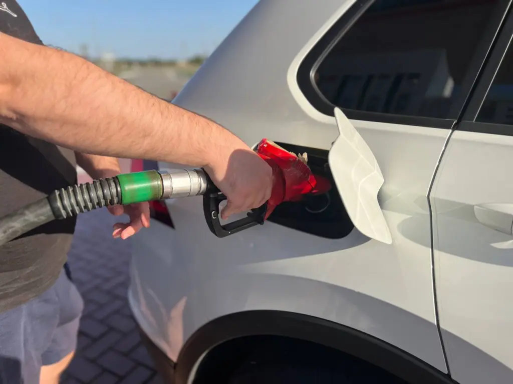 Всего 1 секретный трюк с заправочным пистолетом на АЗС — и залила полный бак бензина: вот куда нажимать