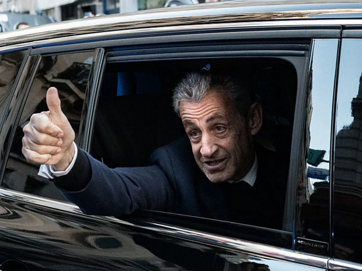 Саркози освободили из-под стражи: экс-президент Франции вернулся домой0