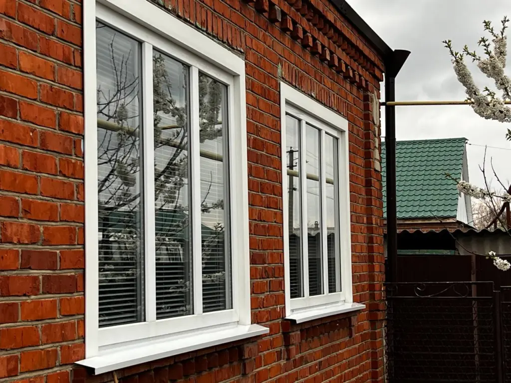 На окна ничего не приклеиваю и обогреватель не включаю: позаимствовала идею у жителей севера — в доме всегда тепло, даже при сильном морозе