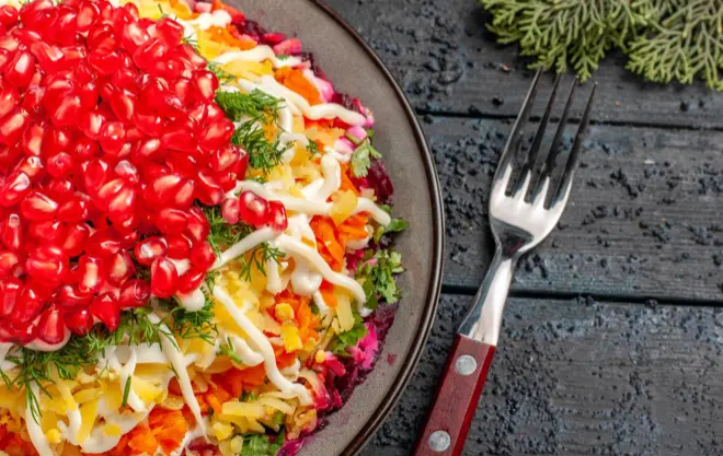 Слоёный салат со свёклой и черносливом – сытный, как закуска, и уверенно хранится неделю в холодильнике