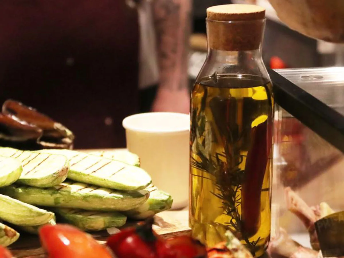 Роскачество выявило фальсификат в каждой второй бутылке оливкового масла — какие марки стоит избегать0