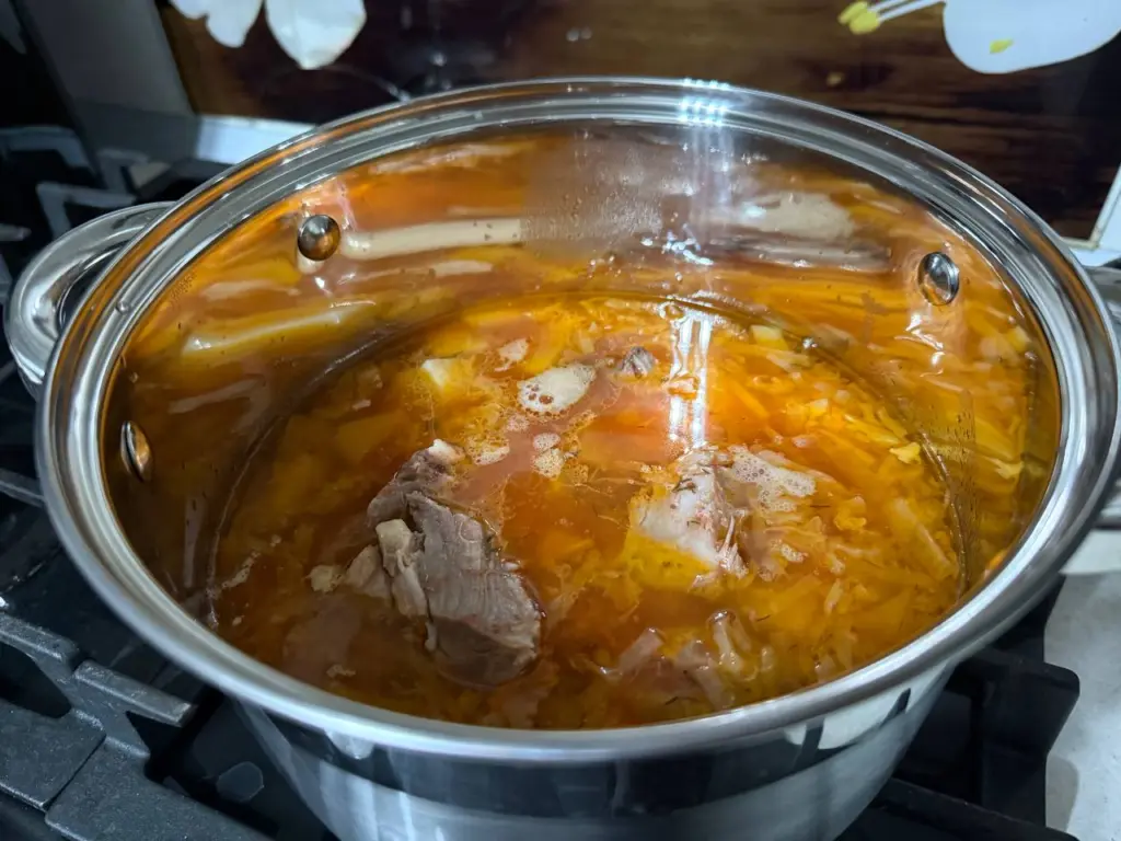 Тот самый СССРовский борщец: 1 секрет наваристого бульона известен всем бабушкам — вкус счастливого детства