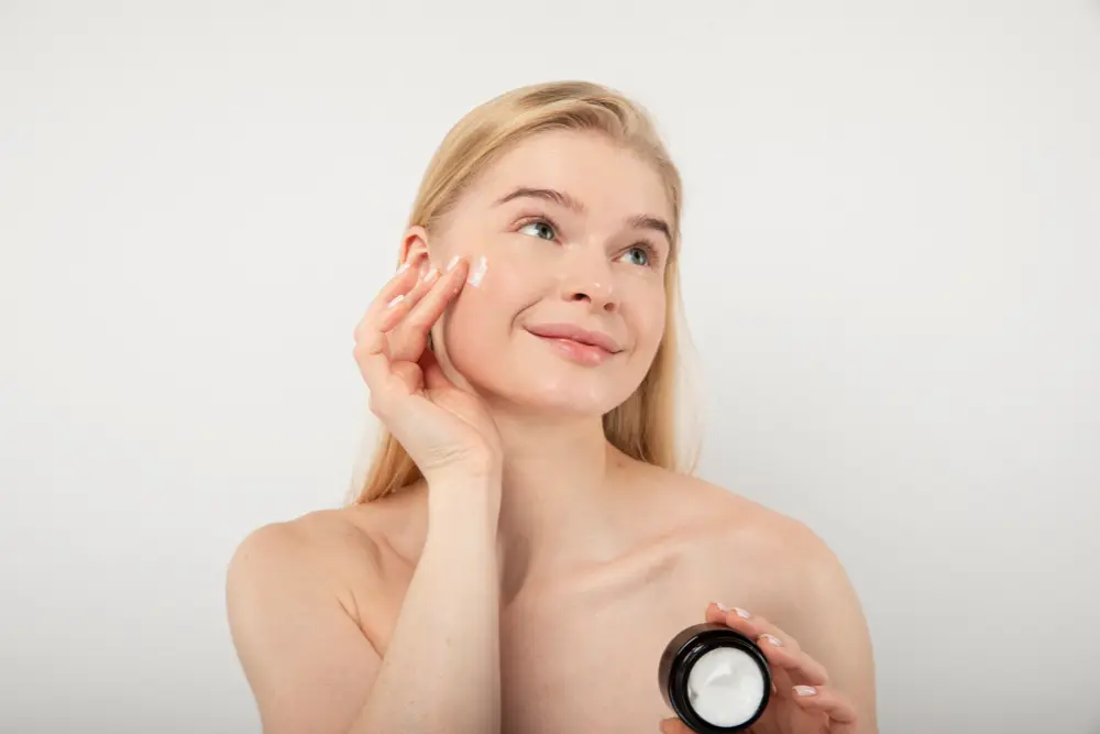 Морщины исчезают, как снег в весеннее время: это натуральное средство великолепно осветляет дерму и восстанавливает ей фарфоровое сияние