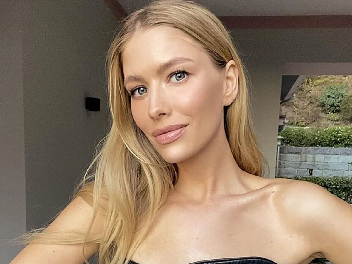 Бывшая жена российского миллиардера надела шубу на голое тело в лифте0