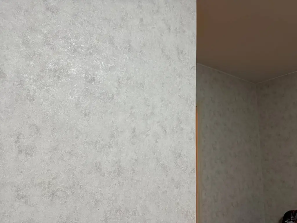 Снимаю устаревшие обои за один час: материал легко отделяется почти полностью — без использования воды и скребка