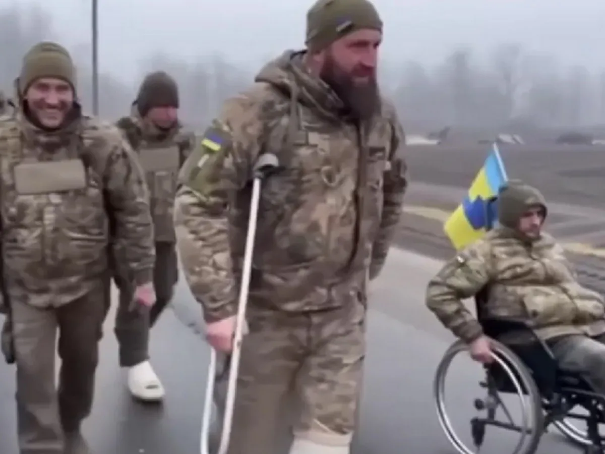 Не верь глазам своим: кто и зачем сливает в Сеть видео массовой сдачи в плен ВСУ в Покровске?0