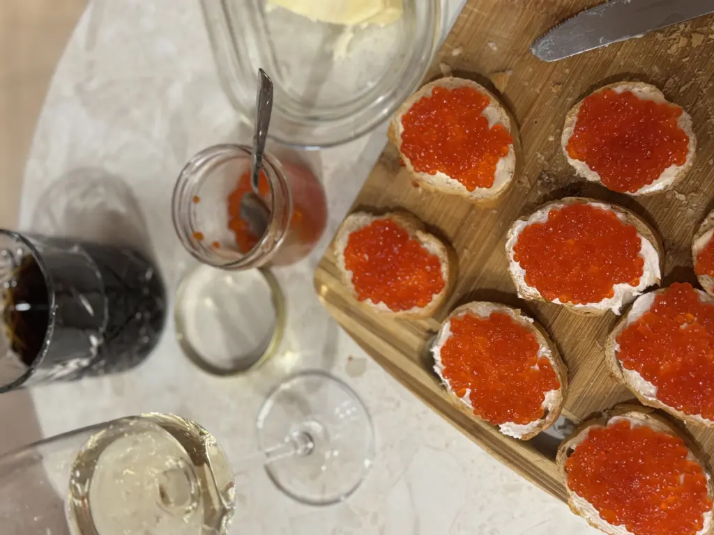 Новый год без стресса: что подарить, как украсить елку и что важно поставить на праздничный стол — Огненная лошадь будет в восторге